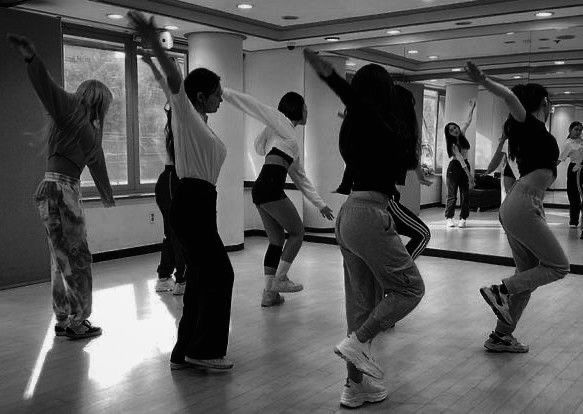 Danse libre chez soi : la méthode feel-good pour relâcher la pression.